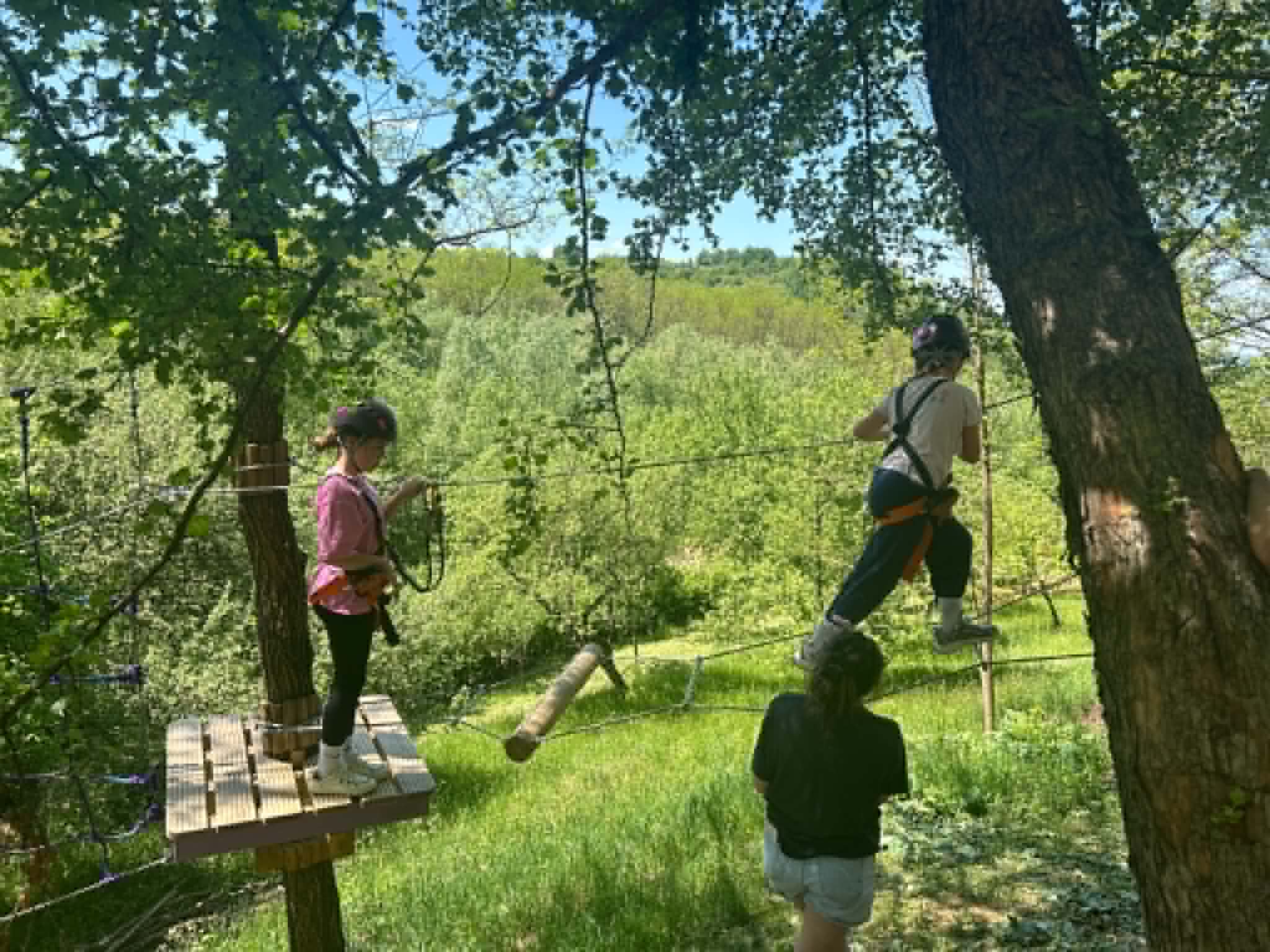 Copii pe traseele de aventură